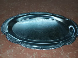 Bandeja metálica plateada decorada
