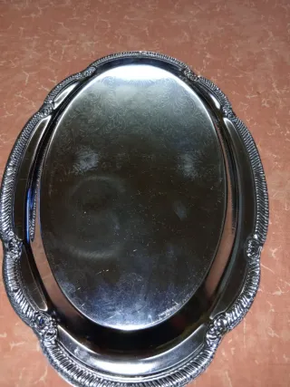 Bandeja metálica plateada decorada