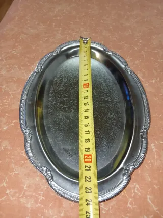 Bandeja metálica plateada decorada