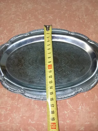 Bandeja metálica plateada decorada