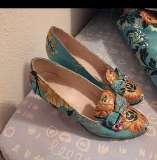 Traje regional  siglo XVIII con zapatos