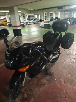 Suzuki GSX 750 F Negra