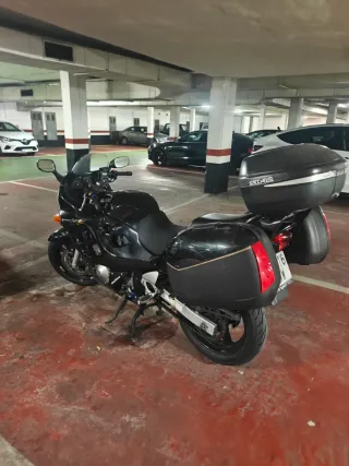 Suzuki GSX 750 F Negra