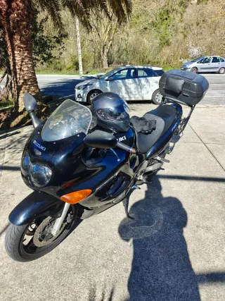 Suzuki GSX 750 F Negra