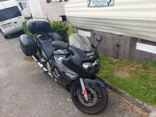 Suzuki GSX 750 F Negra