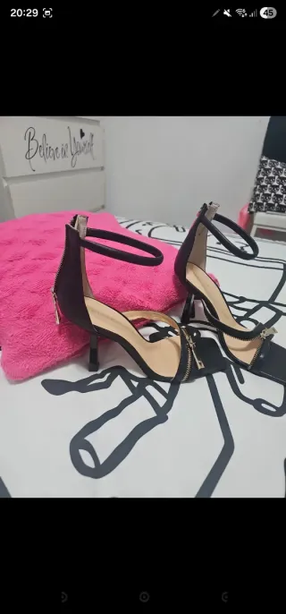 Sandalias Guess Negras Cremallera