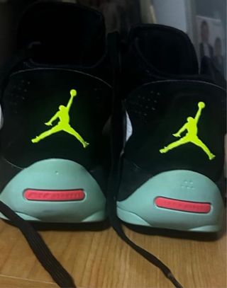 Zapatillas Jordan Blancas y Rojas