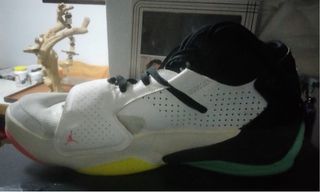 Zapatillas Jordan Blancas y Rojas