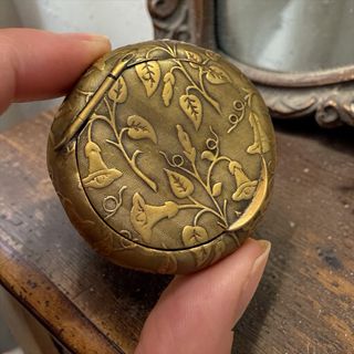 Antico porta cipria da viaggio Liberty floreale