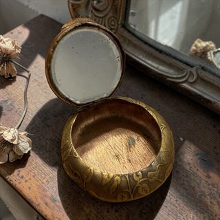 Antico porta cipria da viaggio Liberty floreale