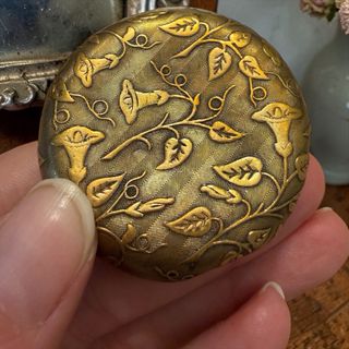 Antico porta cipria da viaggio Liberty floreale