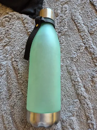Borraccia verde metallo e plastica