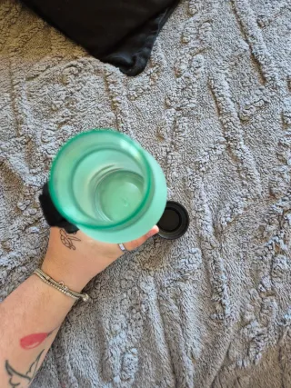 Borraccia verde metallo e plastica