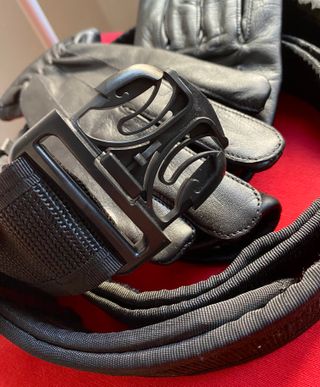 Guantes anticorte de piel y cinturón táctico