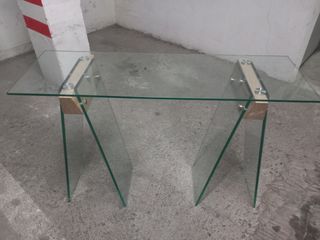Recibidor de vidrio y madera