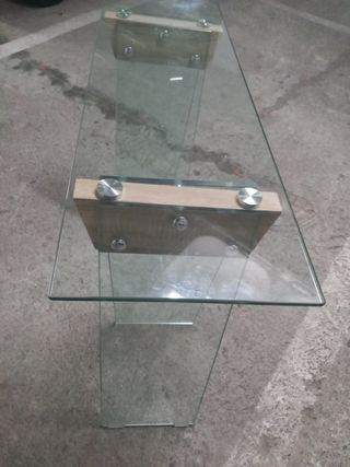 Recibidor de vidrio y madera