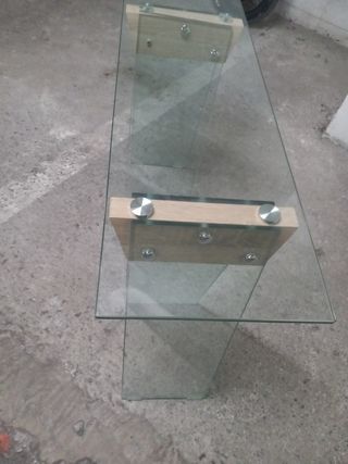 Recibidor de vidrio y madera