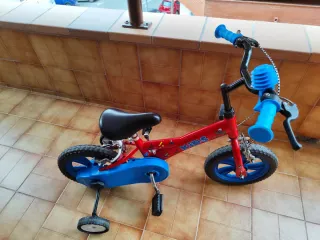 Bicicleta infantil roja y azul