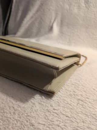 Bolso de fiesta crema con cadena dorada