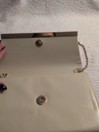 Bolso de fiesta crema con cadena dorada