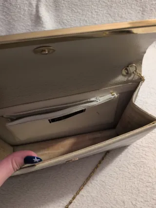 Bolso de fiesta crema con cadena dorada