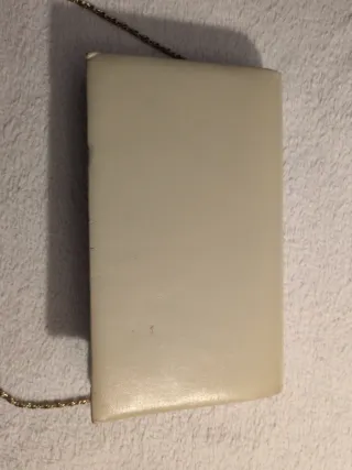 Bolso de fiesta crema con cadena dorada