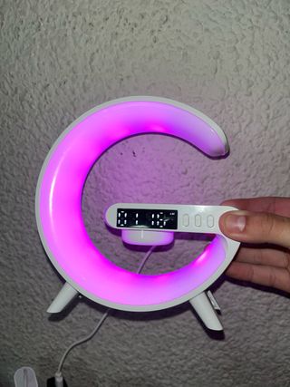 Lámpara LED con cargador inalámbrico y bluetooth