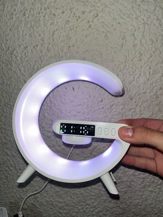 Lámpara LED con cargador inalámbrico y bluetooth