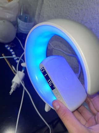 Lámpara LED con cargador inalámbrico y bluetooth