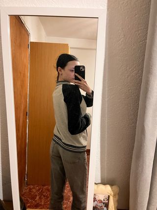 Sudadera gris con cremallera