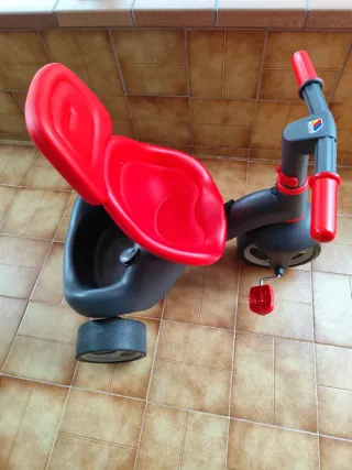 Triciclo infantil rojo y negro