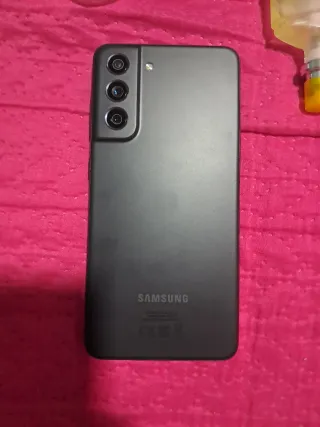 Vendo este Samsung con su funda y una de regalo.