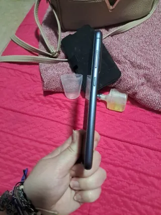 Vendo este Samsung con su funda y una de regalo.