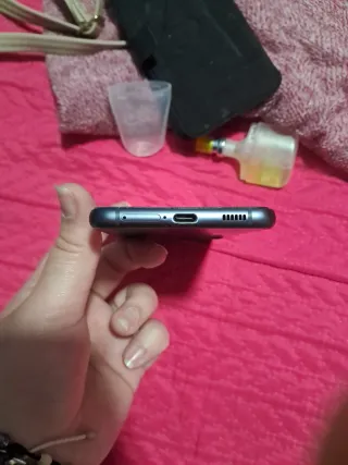 Vendo este Samsung con su funda y una de regalo.