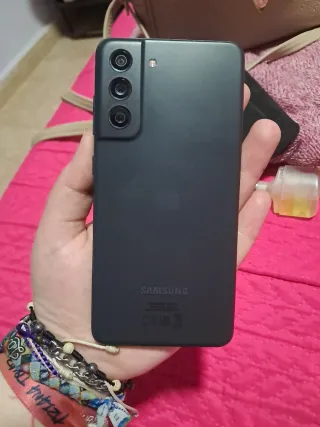 Vendo este Samsung con su funda y una de regalo.