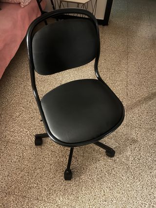 Silla de oficina negra con ruedas