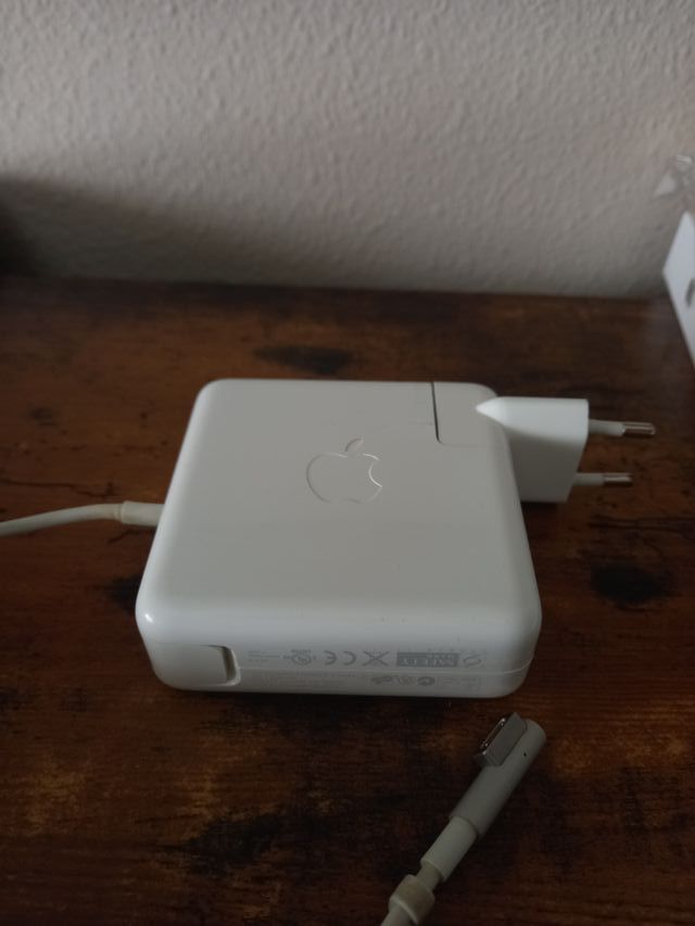 MacBook Pro A1286 (i7, 8GB RAM, 500GB)