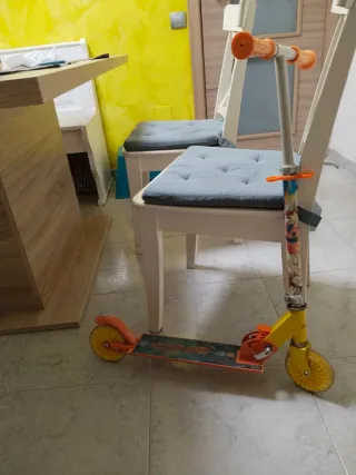 Patinete infantil naranja y amarillo