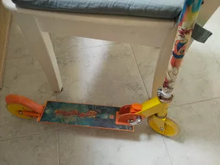 Patinete infantil naranja y amarillo