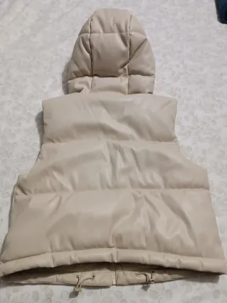 Chaleco acolchado Stradivarius beige