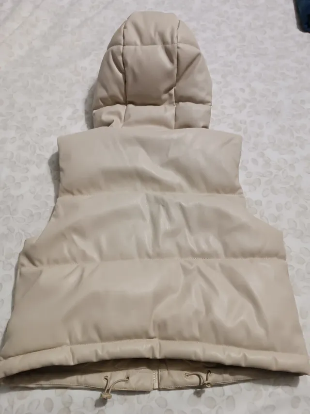 Chaleco acolchado Stradivarius beige