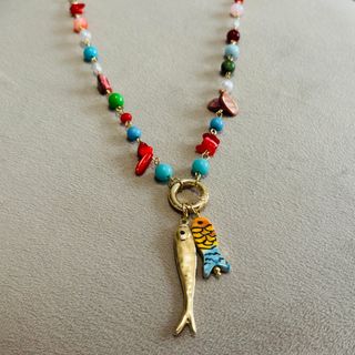Collar dorado con peces y abalorios
