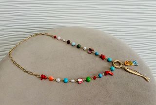 Collar dorado con peces y abalorios