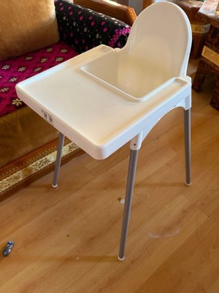 Trona bebé casi nueva con arnés nuevo con plastico