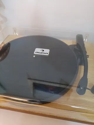 Tocadiscos auna negro y marrón