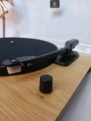 Tocadiscos auna negro y marrón