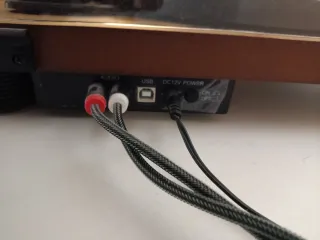 Tocadiscos auna negro y marrón