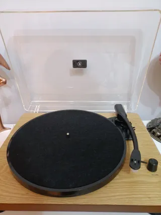 Tocadiscos auna negro y marrón