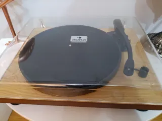 Tocadiscos auna negro y marrón