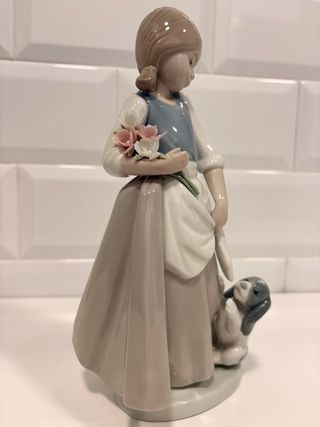 Figura Lladró Niña con Flores y Perrito
